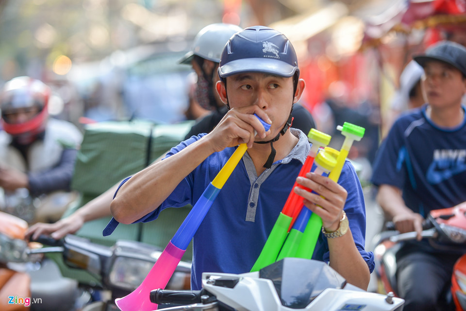 Người dân Hà Nội tấp nập mua đồ cổ vũ U23 Việt Nam